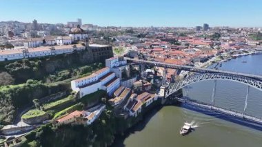 Porto Portekiz 'in Porto bölgesindeki Porto Skyline' da. Coastal City. I. Luis Köprüsü Peyzajı. Tekne gezisi. Portekiz 'de Porto Skyline. Portekiz Skyline 'ı. Seyahat Alanı.