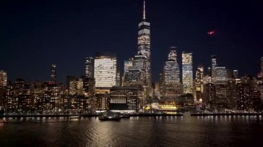 New York, New York Skyline 'ın New York' taki gece silueti. Gece Şehri Peyzajı. Finans Bölgesi. New York Skyline, New York Birleşik Devletleri. Yüksek Binalar Manzarası.