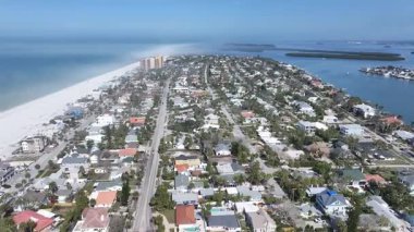 Clearwater Beach Skyline, Florida 'da, Clearwater' da. Plaj manzarası. Şehir merkezinde. Seyahat Manzarası. Clearwater Beach Skyline, Florida 'da, Clearwater' da. İnanılmaz Şehir Manzarası.