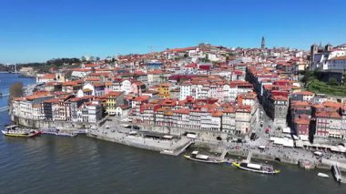 Porto, Portekiz 'in Ribeira Rıhtımı. Sahil Kenti Peyzajı. Kültür Mirası. Eski Şehir Manzarası. Porto, Portekiz 'deki Ribeira Rıhtımı. Turizm Tarihi Yer.
