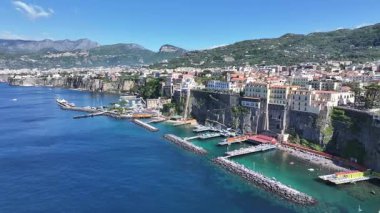 Sorrento Sahili, Napoli İtalya Sorrento. Coastal City. Rıhtım manzarası. Napoli İtalya 'daki Sorrento Plajı. Plaj manzarası. Ortaçağ Binaları. Sorrento Skyline. Amalfi Sahili.