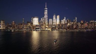 New York, New York Skyline 'ın New York' taki gece silueti. Gece Şehri Peyzajı. Finans Bölgesi. New York Skyline, New York Birleşik Devletleri. Yüksek Binalar Manzarası.