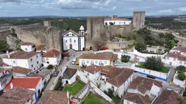 Leiria Portekiz 'in Obidos semtinde Obidos Skyline. Tarihi Şehir Manzarası. Ortaçağ mimarisi. Şato İnşaat Duvarları. Portekiz 'deki Obidos' ta Obidos Skyline. Eski Köy.