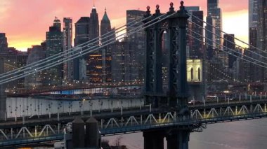 New York 'ta Manhattan' daki Brooklyn Köprüsü. Highrise Binaları Peyzajı. Renkli Günbatımı. New York 'taki Brooklyn Köprüsü. Çarpıcı Şehir Manzarası.