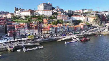 Porto Portekiz 'in Porto bölgesindeki Ribeira Rıhtımı. Şehir merkezinde. Ortaçağ Binaları. Tarihi Şehir Sahnesi 'nde. Portekiz, Porto bölgesindeki Ribeira Rıhtımı. Turizm Simgeleri.