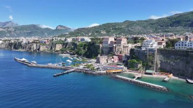 Sorrento Sahili, Napoli İtalya Sorrento. Coastal City. Rıhtım manzarası. Napoli İtalya 'daki Sorrento Plajı. Plaj manzarası. Ortaçağ Binaları. Sorrento Skyline. Amalfi Sahili.