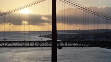 Lizbon 'daki Lizbon Bölgesi' nde 25 Nisan Köprüsünde Günbatımı Gökyüzü. Şehir merkezinde gün batımı. Freeway Yolu Manzarası. Portekiz Lizbon 'da 25 Nisan Köprüsü. Kablolu Kalan Köprü Manzarası.