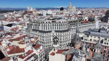 Madrid 'deki Madrid Skyline İspanya Topluluğunda. Ortaçağ Binaları Sahnesi. Şehir merkezindeki şehir manzarası. Kültür Mirası Skyline. İspanya 'da Madrid Skyline. Şehir Sahnesi.