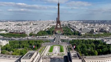 Fransa 'nın Paris Adası' ndaki Eyfel Kulesi. Şehir merkezindeki şehir manzarası. Seine River Skyline 'da. Fransa 'nın Paris Adası' ndaki Eyfel Kulesi. Trocadero Meydanı. Turizm Tarihi Yer. Paris Skyline