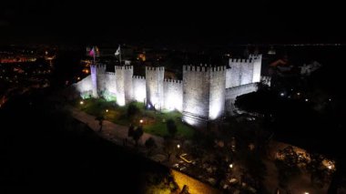 Lizbon 'un Lizbon bölgesindeki Sao Jorge Kalesi' nin gece manzarası. Aydınlatılmış Ortaçağ Kalesi. Güzel şehir manzarası. Portekiz, Lizbon 'daki Sao Jorge Kalesi. Gece Şehri Manzarası.