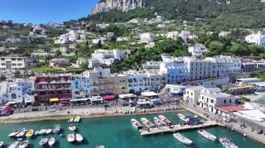 İtalya 'nın Napoli şehrindeki Capri Adası. Plaj manzarası. Dev Uçurumlar Sahnesi. İtalya 'nın Napoli şehrindeki Capri Adası. Ortaçağ Şehir Skyline 'ı. Napoli Körfezi Akdeniz. Sahil Skyline.
