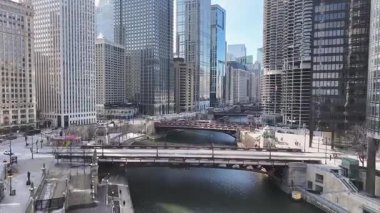 Chicago Riverwalk, Chicago, Illinois, ABD. Şehir merkezinde. Metropolis Manzarası. Illinois 'de Chicago Sahil Yolu. Finans Bölgesi. Çarpıcı Şehir Manzarası.