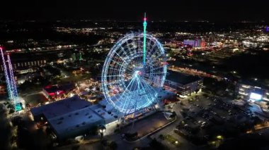 Orlando Eye at Orlando, Florida Birleşik Devletleri. Aydınlatılmış dönme dolap. Uluslararası Sürüş. Gece Şehri Sahnesi. Florida Birleşik Devletleri. Orlando 'nun Orlando' daki Gözü, Florida Birleşik Devletleri.