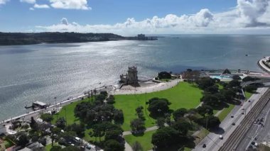 Lizbon 'un Lizbon bölgesindeki Belem Kulesi. İkonik Kale. Turizm Tarihi Yer. Portekiz, Lizbon 'daki Belem Kulesi. Ortaçağ Kalesi. Tejo Nehri Peyzajı. Lizbon Skyline.