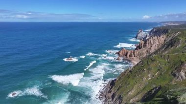 Portekiz 'in Lizbon bölgesindeki Sintra' da Roca Cape Cliffs. Plaj manzarası. Doğa Deniz Burnu. Seyahat güzergahı. Portekiz 'in Lizbon bölgesindeki Sintra' da Roca Cape Cliffs. Deniz Feneri.