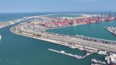 Valencia 'da Valencia Skyline İspanya' da. Şehir Plajı. Bay Water Sahnesi. Şehir merkezinde. Valencia 'da Valencia Skyline İspanya' da. Huzurlu Manzara.