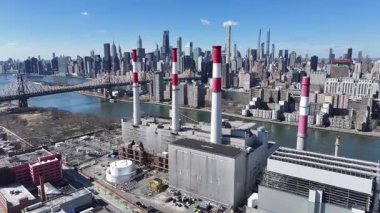 Roosevelt Adası New York 'ta Manhattan' da. Fabrika bacası. Güzel şehir manzarası. New York 'taki Roosevelt Adası. Yüksek Binalar Manzarası.