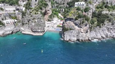 İtalya Salerno 'daki Praiano' da Amalfi Sahili. Plaj manzarası. Turizm Tarihi Yer. İtalya Salerno 'daki Praiano' da Amalfi Sahili. Salerno Körfezi Skyline. Kıyı Kenti manzarası. Akdeniz.