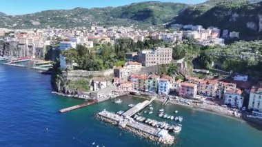 Sorrento Sahili, Napoli İtalya Sorrento. Coastal City. Rıhtım manzarası. Napoli İtalya 'daki Sorrento Plajı. Plaj manzarası. Ortaçağ Binaları. Sorrento Skyline. Amalfi Sahili.