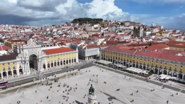 Lizbon, Portekiz 'in Lizbon semtinde Lizbon Skyline. Comercio Meydanı Sahnesi. Augusta Sokağı Şehir Manzarası. Lizbon Skyline Portekiz 'de. Tarihi Şehir Manzarası. Turizm Tarihi Yer.