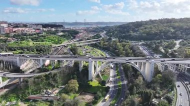 Lizbon 'un Lizbon bölgesindeki Duarte Pacheco Köprüsü. Altyapı Sahnesi. Yolculuk Ulaşımı. Lizbon 'un Lizbon bölgesindeki Duarte Pacheco Köprüsü. Ünlü Demir Köprü.