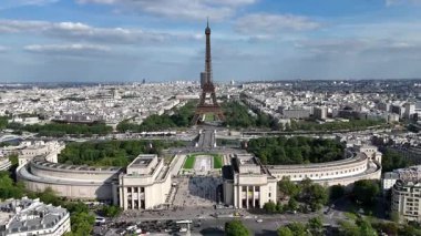 Fransa 'daki Paris' te Trocadero Meydanı. Göz kamaştırıcı Eyfel Kulesi. Şehir merkezindeki şehir manzarası. Fransa 'daki Paris' te Trocadero Meydanı. Seine River Skyline 'da. Trocadero Meydanı.