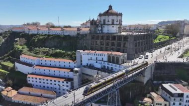 Porto Portekiz 'in Porto bölgesindeki I. Luis Köprüsü. Şehir merkezi manzarası. Kültür Mirası. Toplu taşıma sahnesi. Portekiz, Porto 'da Luis Köprüsü. Turizm Tarihi Yer.