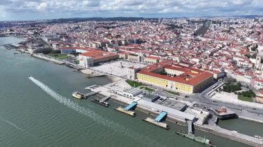 Lizbon, Portekiz 'in Lizbon semtinde Lizbon Skyline. Comercio Meydanı Sahnesi. Güzel şehir manzarası. Lizbon Skyline Portekiz 'de. Tarihi Şehir Manzarası. Turizm Tarihi Yer.