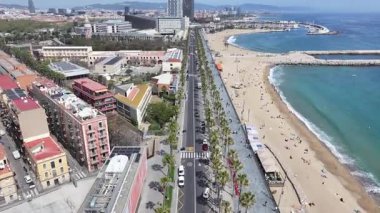 Barselona Barceloneta Sahili Katalonya İspanya. Şehir Plajı. Bay Water Sahnesi. Şehir merkezinde. Barselona Barceloneta Sahili Katalonya İspanya. Huzurlu Manzara.