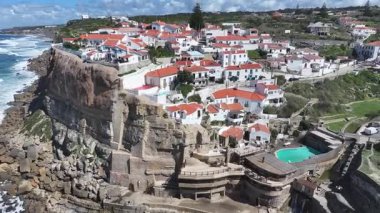Azenhas Lizbon 'un Sintra bölgesindeki Mar Plajı' nda oynuyor. Coastal City. Rıhtım manzarası. Plaj manzarası. Azenhas Lizbon 'un Sintra bölgesindeki Mar Plajı' nda.