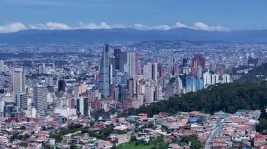 Kolombiya 'nın başkentinde Bogota Skyline. Metropolis Merkez Bölgesi. Çarpıcı şehir manzarası. Ofis binaları. Kolombiya 'nın başkentinde Bogota Skyline. Gökdelenler Sahnesi. Açık hava Skyline.