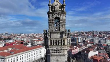 Porto Portekiz 'in Porto bölgesindeki Clerigos Kulesi. Şehir merkezinde. Ortaçağ Kilise Manzarası. Din Sahnesi. Portekiz, Porto Bölgesi 'ndeki Clerigos Kulesi. Kilise Binası.