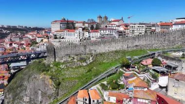 Porto Bölgesi Portekiz 'deki Porto Skyline' da. Şehir merkezi manzarası. Kültür Mirası. Eski Şehir Manzarası. Portekiz 'de Porto Skyline. Portekiz Skyline 'ı. Seyahat Alanı.