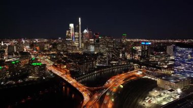 Philadelphia 'daki Philadelphia Skyline' ın Pennsylvania 'daki gece görüntüsü. Highrise Binaları Peyzajı. Gece Şehri Sahnesi. Philadelphia, Pennsylvania Birleşik Devletleri. Çarpıcı Şehir Manzarası.