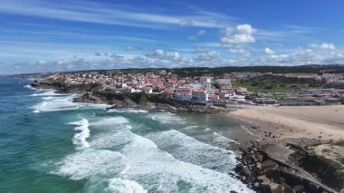 Portekiz 'in Lizbon bölgesindeki Sintra' da Apple Beach. Plaj manzarası. Doğa Deniz Burnu. Seyahat güzergahı. Portekiz 'in Lizbon bölgesindeki Sintra' da Apple Beach. Turkuaz Su.