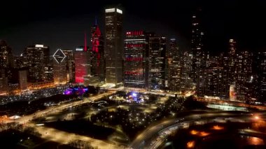 Chicago 'daki Night Skyline. Illinois, ABD' deki Chicago 'da. Highrise Binaları Peyzajı. Renkli Gece Şehri. Chicago Illinois Birleşik Devletleri 'nde. Çarpıcı şehir manzarası. Şehir Merkezi Manzarası.