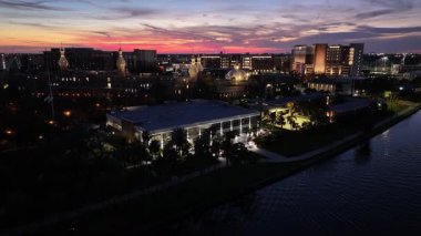 Tampa 'daki Tampa' daki Sunset Skyline Üniversitesi. Ortaçağ Arazisi. Renkli Günbatımı. Tampa Florida 'da, Birleşik Devletler. Üniversite Kampüsü Şehir Manzarası. Şehir Merkezi Manzarası.