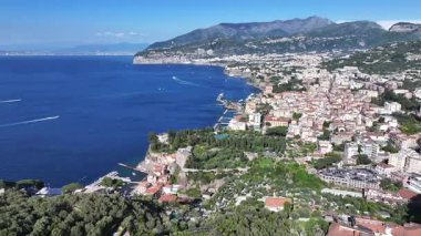Sorrento Sahili, Napoli İtalya Sorrento. Coastal City. Rıhtım manzarası. Napoli İtalya 'daki Sorrento Plajı. Plaj manzarası. Ortaçağ Binaları. Sorrento Skyline. Amalfi Sahili.