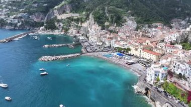 İtalya Salerno 'daki Amalfi Sahili' nde. Plaj manzarası. Dev Uçurumlar Sahnesi. Salerno İtalya 'daki Amalfi Sahili. Ortaçağ Şehir Skyline 'ı. Salerno Körfezi Akdeniz. Sahil Skyline. Amalfi Sahili.