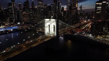 New York 'ta Manhattan' daki Brooklyn Köprüsü. Şehir merkezinde aydınlandı. Sunset City Peyzajı. New York 'taki Brooklyn Köprüsü. Brooklyn Köprüsü.