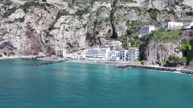 Sorrento Sahili, Sorrento, Napoli İtalya. Plaj manzarası. Dev Uçurumlar Sahnesi. Napoli İtalya 'da Sorrento Sahili. Ortaçağ Şehir Skyline 'ı. Napoli Körfezi Akdeniz. Amalfi Sahil Skyline.