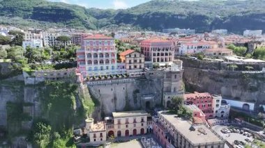 İtalya 'nın Napoli şehrinde Sorrento Skyline. Plaj manzarası. Turizm Tarihi Yer. İtalya 'nın Napoli şehrinde Sorrento Skyline. Tarihsel Şehir Manzarası. Salerno Körfezi Skyline. Akdeniz.