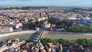 Lazio İtalya, Roma 'daki Sant Angelo Kalesi. Ortaçağ Binaları. Roma Köprüsü Tiber Nehri. Lazio İtalya, Roma 'daki Sant Angelo Kalesi. Turizm Tarihi Yer. Sant Angelo Kalesi. Roma Skyline.