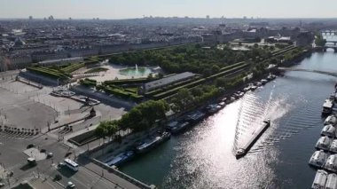 Fransa 'daki Paris' teki Tuileries Bahçeleri. Güzel Seine Nehri. Paris Şehri Peyzajı. Fransa 'nın Ile de France şehrindeki Tuileries Bahçeleri. Tuileries Atlıkarınca. Kültür Mirası.