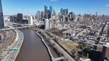 Schuylkill Riverwalk Philadelphia 'da, ABD' de. Schuylkill River Park Peyzajı. Şehir merkezinde. Schuylkill Riverwalk Pennsylvania 'da. Yükseklik Binaları.