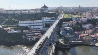 Portekiz 'in Porto bölgesindeki Luis Köprüsü. Şehir merkezindeki şehir manzarası. Demiryolu Köprüsü. Demiryolu Sahnesi. Portekiz, Porto 'da Luis Köprüsü. Turizm Tarihi Yer.