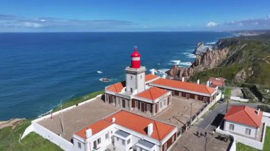 Lizbon 'un Sintra bölgesindeki Roca Burnu. Sahil Skyline. Doğa manzarası. Yaz Gezisi. Lizbon 'un Sintra bölgesindeki Roca Burnu. Deniz feneri Manzarası.