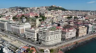 İtalya 'nın Campania şehrindeki Napoli' deki Devin Çeşmesi. Şehir merkezindeki şehir manzarası. Güzel Skyline. İtalya 'nın Campania şehrindeki Napoli' deki Devin Çeşmesi. Highrise Binaları. Napoli Mimarisi. Napoli Skyline