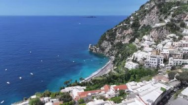 Salerno İtalya 'daki Positano' da Amalfi Sahili. Plaj manzarası. Turizm Tarihi Yer. Salerno İtalya 'daki Positano' da Amalfi Sahili. Salerno Körfezi Skyline. Kıyı Kenti manzarası. Akdeniz.