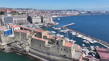 İtalya 'nın Napoli kentindeki Dell Ovo Kalesi. Şehir merkezindeki şehir manzarası. Napoli Körfezi manzarası. İtalya 'nın Napoli kentindeki Dell Ovo Kalesi. Ortaçağ Kalesi. Skyline Ortaçağ Binası. İtalya Manzarası.